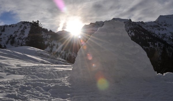 Iglu bauen gehört ebenso zu einer Schneeschuhwanderung…