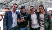 Der Head of ISPO Brandnew und der erste Overall Winner, natürlich mit Surfergruß: Markus Hefter, links neben Surf-Legende Robby Naish, erinnert an die Anfänge des weltweit größten Start-up-Wettbewerbs im Sportbusiness. 2018 gehört Robby Naish zur Jury von ISPO Brandnew.