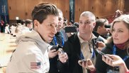 Shaun White ist die lebende Snowboard-Legende aus den USA. Beim Outfit für die amerikanischen Snowboarder haben sich die Designer bei Ausrüster Burton von den Anzügen der amerikanischen Astronauten inspirieren lassen.