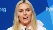 Und noch ein US-Star: Lindsey Vonn. Die Skifahrerin – hier noch ganz fröhlich – wird bei der Pressekonferenz zu Beginn der Olympischen Spiele von ihren Gefühlen überwältigt und weint vor hunderten Journalisten wegen ihres kürzlich verstorbenen Opas 