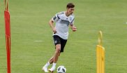 Leon Goretzka schleicht sich mit seinen Nike Mercurial Superfly VI über den Platz im Trainingslager in Südtirol (270 Euro).