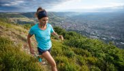 Trend 4, Trailrunning ist gekommen, um zu bleiben: Das Naturerlebnis ist für einen Großteil der Läufer wichtiger als messbare Ergebnisse (laut Salomon ist das bei 72 Prozent der Läufer der Fall). Abseits der gepflasterten Wege bietet Trail Running genau das: Abseits vom Lärm der Stadt liefert die freie Natur auf Trampelpfaden das abwechslungsreiche und anspruchsvolle Ambiente für ein echtes Lauferlebnis.