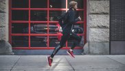 Trend 3, Motivation durch Influencer: Laufen ist längst auch in den sozialen Medien angekommen. Marken haben Influencer wie Blogger oder Sportler für sich entdeckt. Saucony etwa setzt mit seiner #runyourworld-Kampagne auf Blogger, die den Usern in Posts, Bildern und Blogeinträgen die schönsten Ecken verschiedenster Metropolen näherbringen und so zum Hinjoggen animieren.