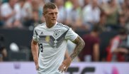 Beachtlich schlägt sich auch Toni Kroos in der Social-Media-Welt: Trotz seiner öffentlichen Zurückhaltung war Kroos der erste deutsche Fußballer, der bei Instagram die Zehn-Millionen-Marke knackte. Inzwischen folgen ihm fast 17 Millionen. Auch auf Facebook lesen zwölf Millionen die Botschaften des Stars von Real Madrid, bei Twitter sind es fast sieben Millionen. Von dreistelligen Millionenzahlen wie sein Hausnachbar Ronaldo kann Kroos dagegen nur träumen.