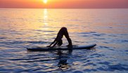 SUP-Yoga promotes concentration and balance, since the exercises are carried out on the water on a surfboard.