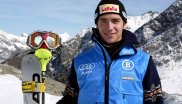 Auch für Sohn Felix geht es früh auf die Bretter: Bereits mit zweieinhalb Jahren fährt er erstmals Ski. Siebenmal wird er Deutscher Jugendmeister, ehe Neureuther 2003 sein Debüt im FIS-Weltcup feiert.