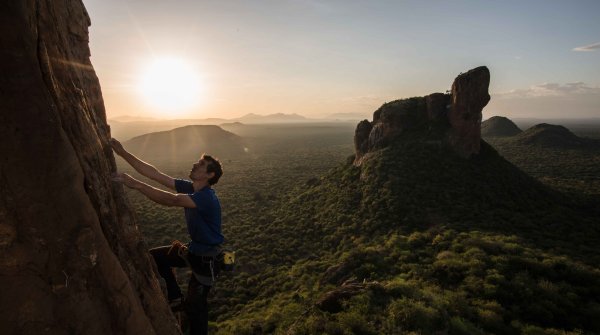 Alex Honnold klettert im Sonnenuntergang