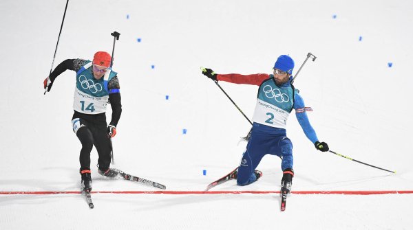 Das Foto-Finish entscheidet: Nur eine Fußspitze trennt Simon Schempp (l.) von der Gold-Medaille. Am Ende des Massenstarts über 15 Kilometer ist Martin Fourcade 18 Tausendstel Sekunden schneller (oder 14 Zentimeter weiter vorne) – und Olympiasieger. 