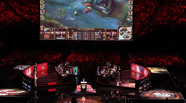 Spielspaß und volle Hallen: Esports entwickelt sich zu einem Milliardenmarkt.