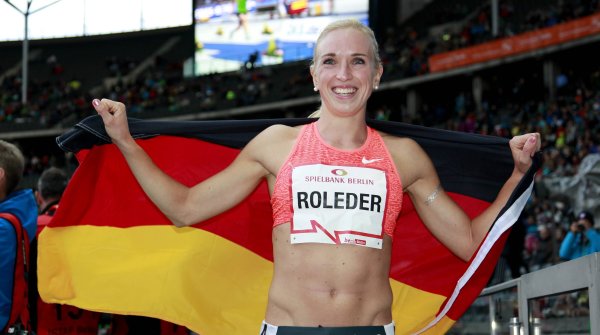 Hürdensprinterin Cindy Roleder jubelt bereits im Nike-Trikot.