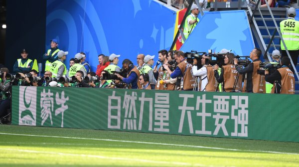 Mengniu ist auf einer Bande im WM-Stadion in Russland zu sehen