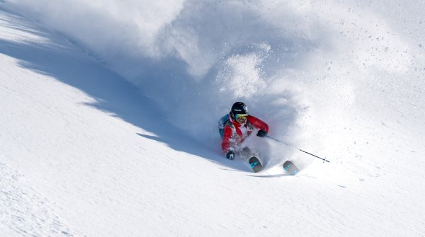 So macht Powdern Spaß – Freerideprofi Sandra Lahnsteiner in Sportgastein.