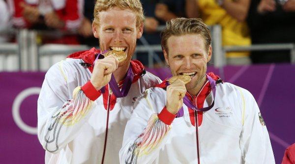 Zwei Beachvolleyballer beißen: Julius Brink (r.) hat mit Jonas Reckermann 2012 in London Olympia-Gold gewonnen.