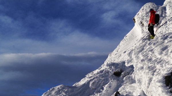 Karl testet die Jacke bei hartem Schnee in den Schweizer Bergen.