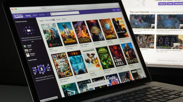 Twitch Website auf einem Laptop