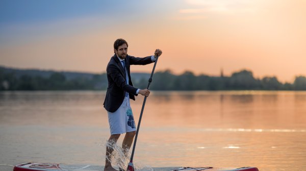 Prof. Dr. Manuel Sand auf einem Stand Up Paddle Board