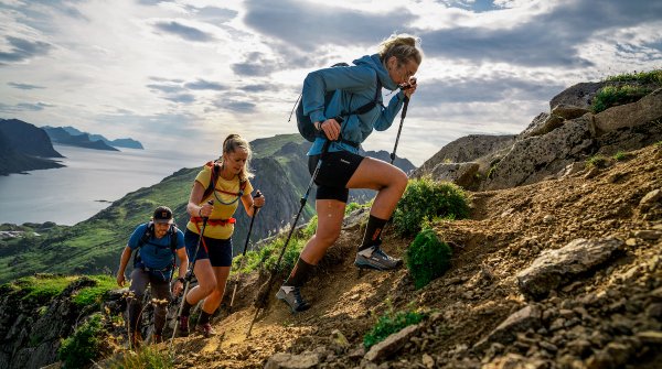 Gruppe von Menschen wandert auf einen Berg